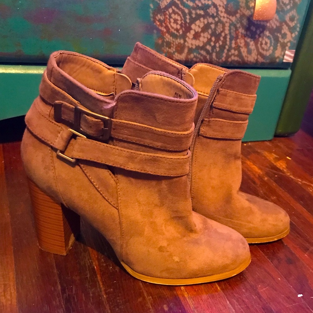 Women’s ankle boots size 9. In perfect condition only been worn a couple hours